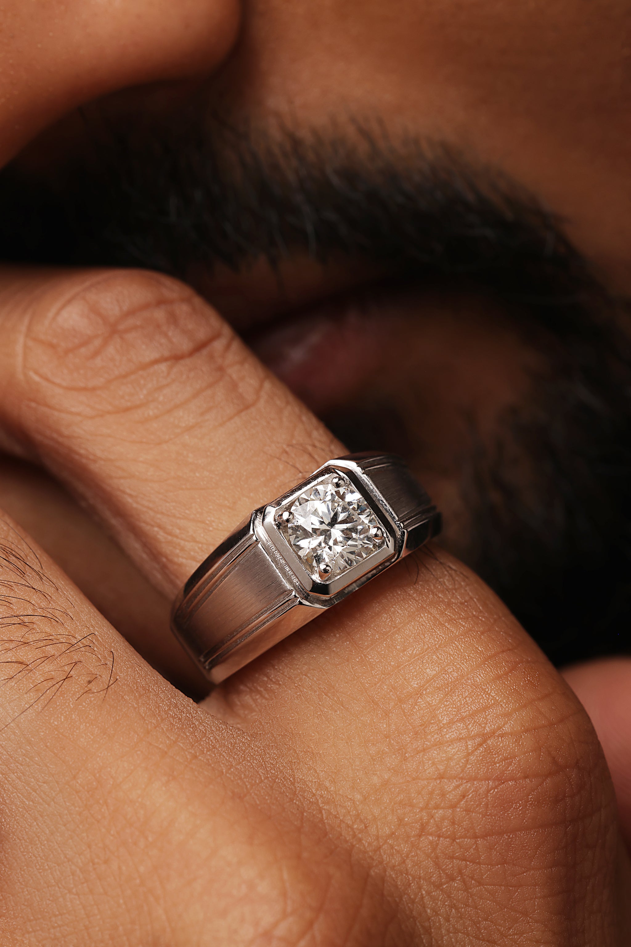 MEN'S SOLITAIRE BAND WITH ROUND DIAMOND