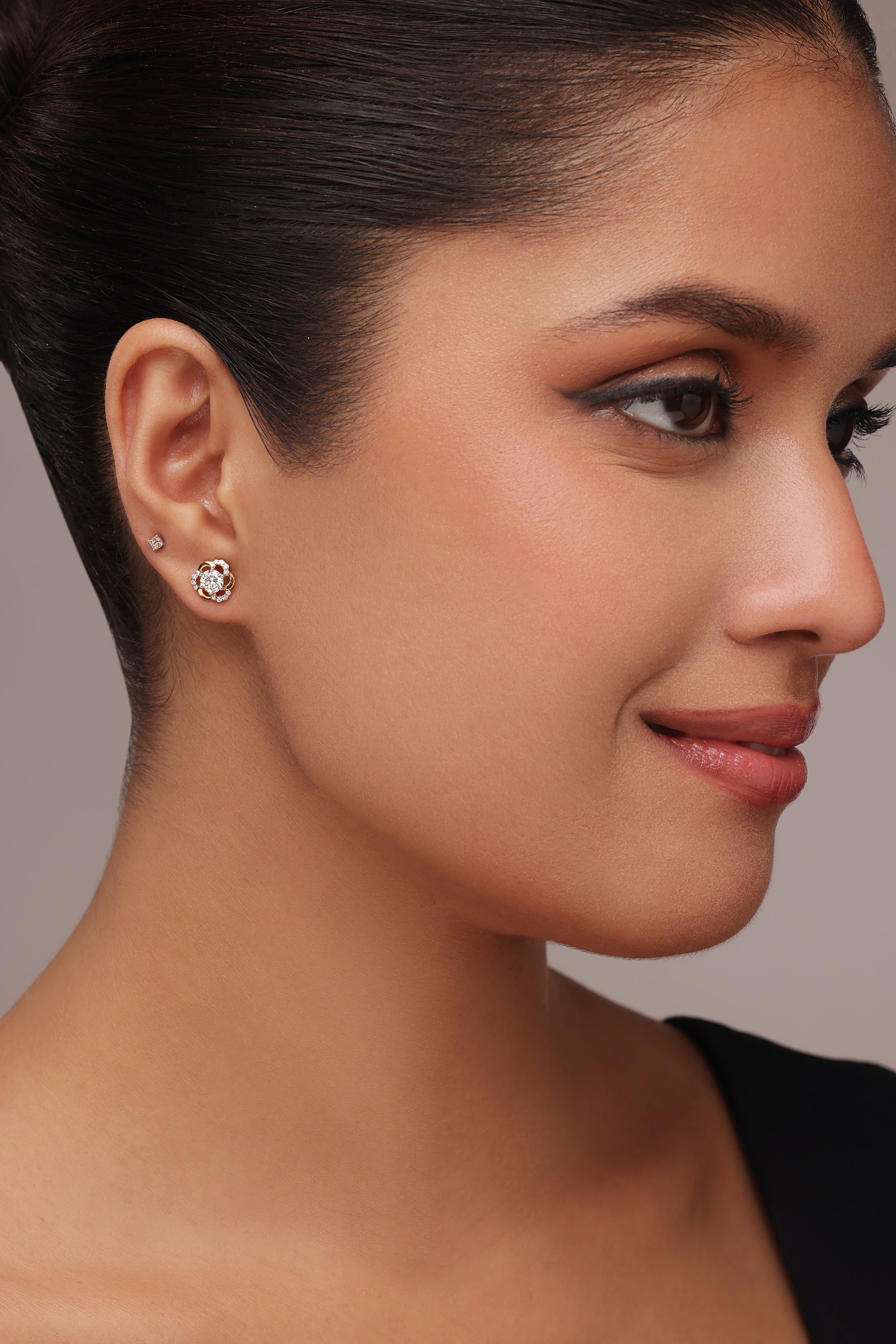 ROUND DIAMOND FLOWER EARRINGS