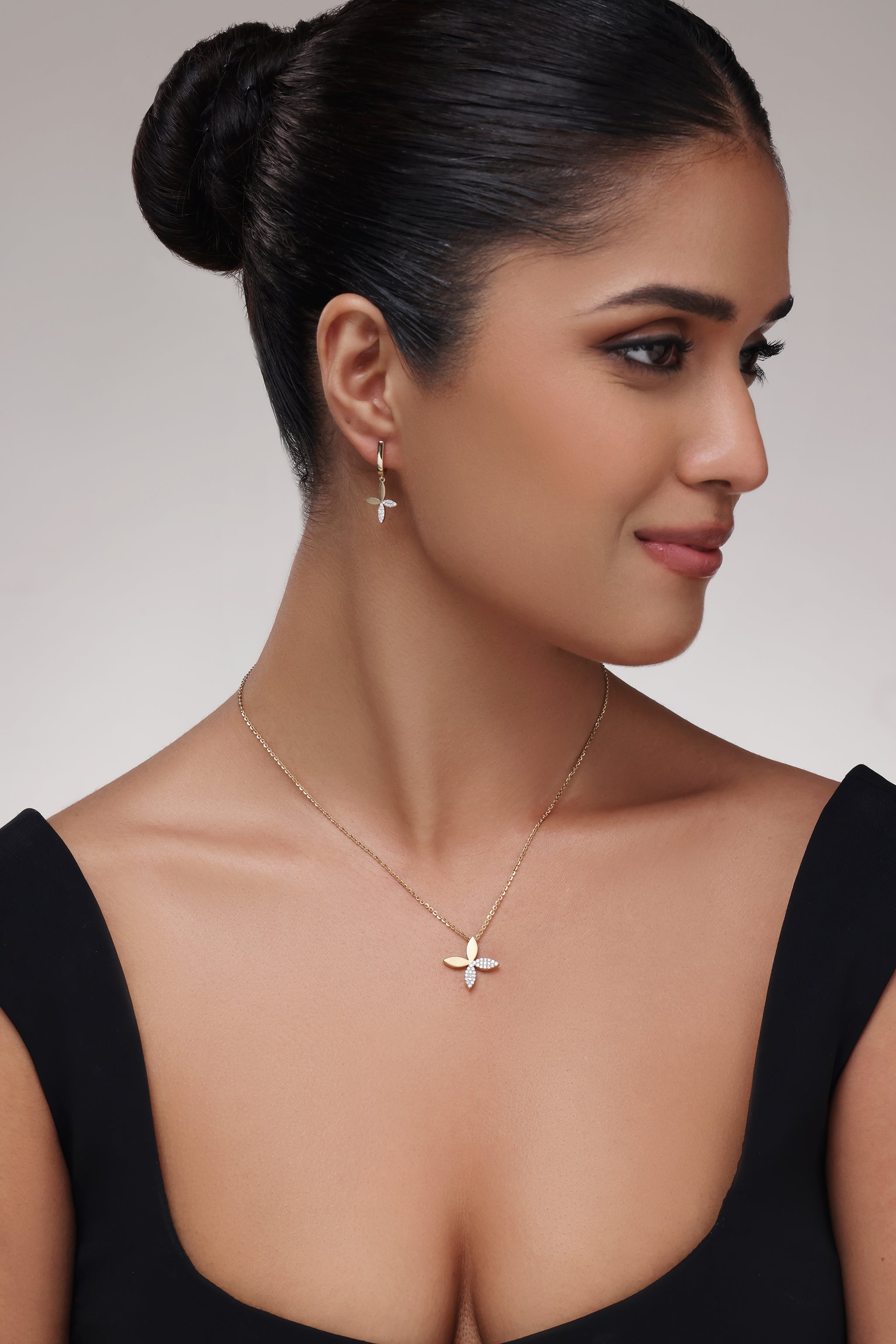 Two Tone Flower Diamond Pendant