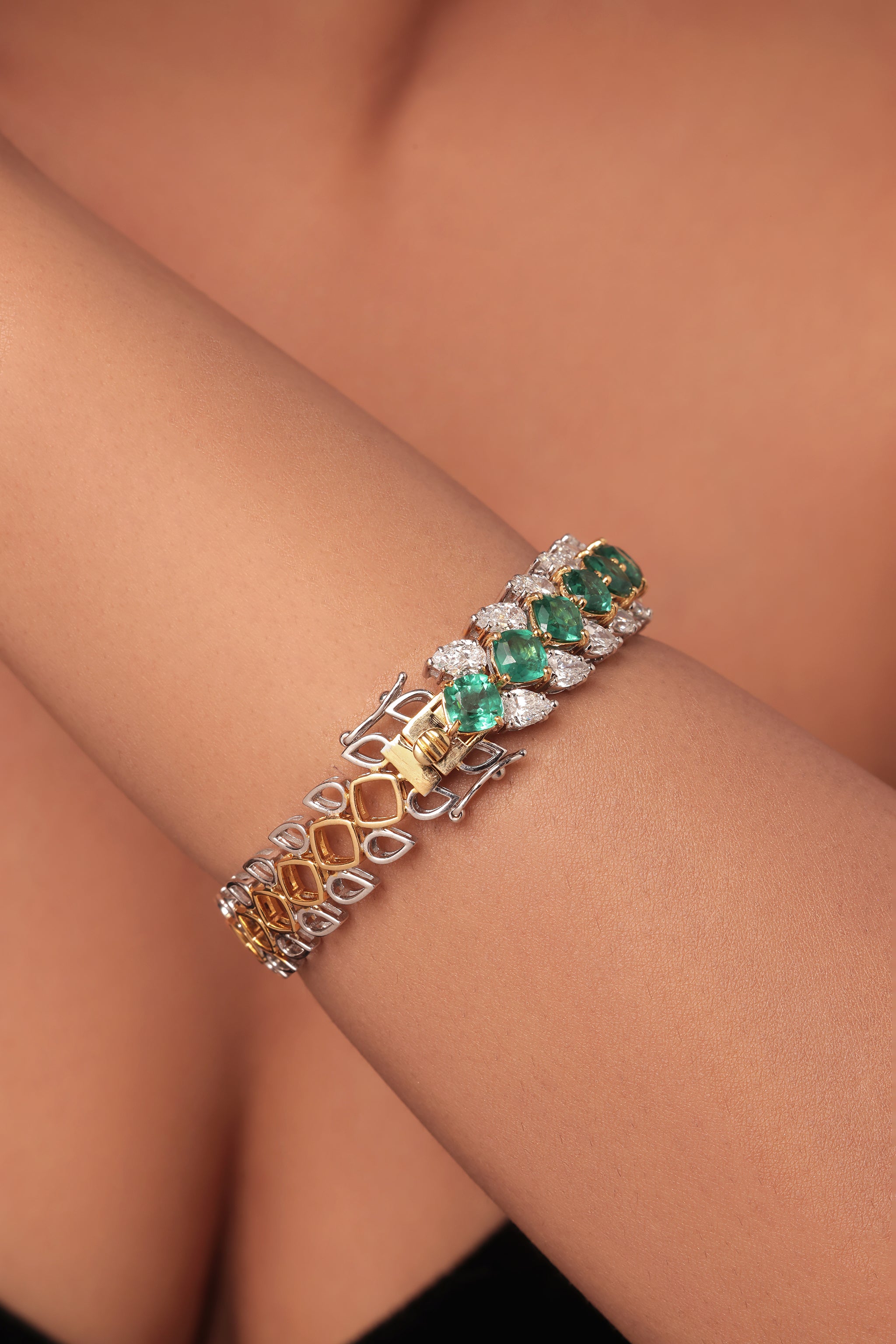 Emerald stone & pear diamond Oval Bangle
