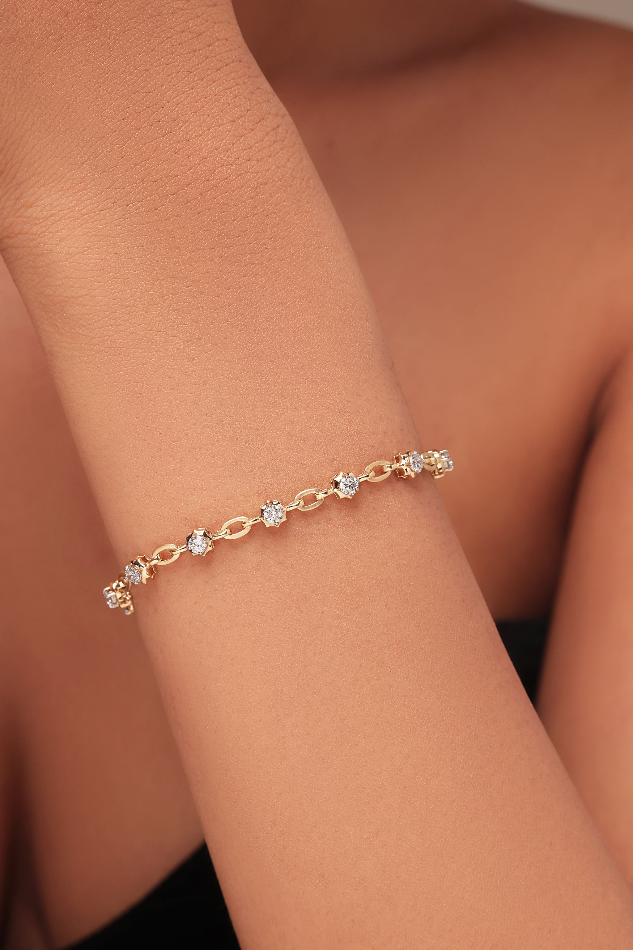 Round cut paperclip chain bracelet