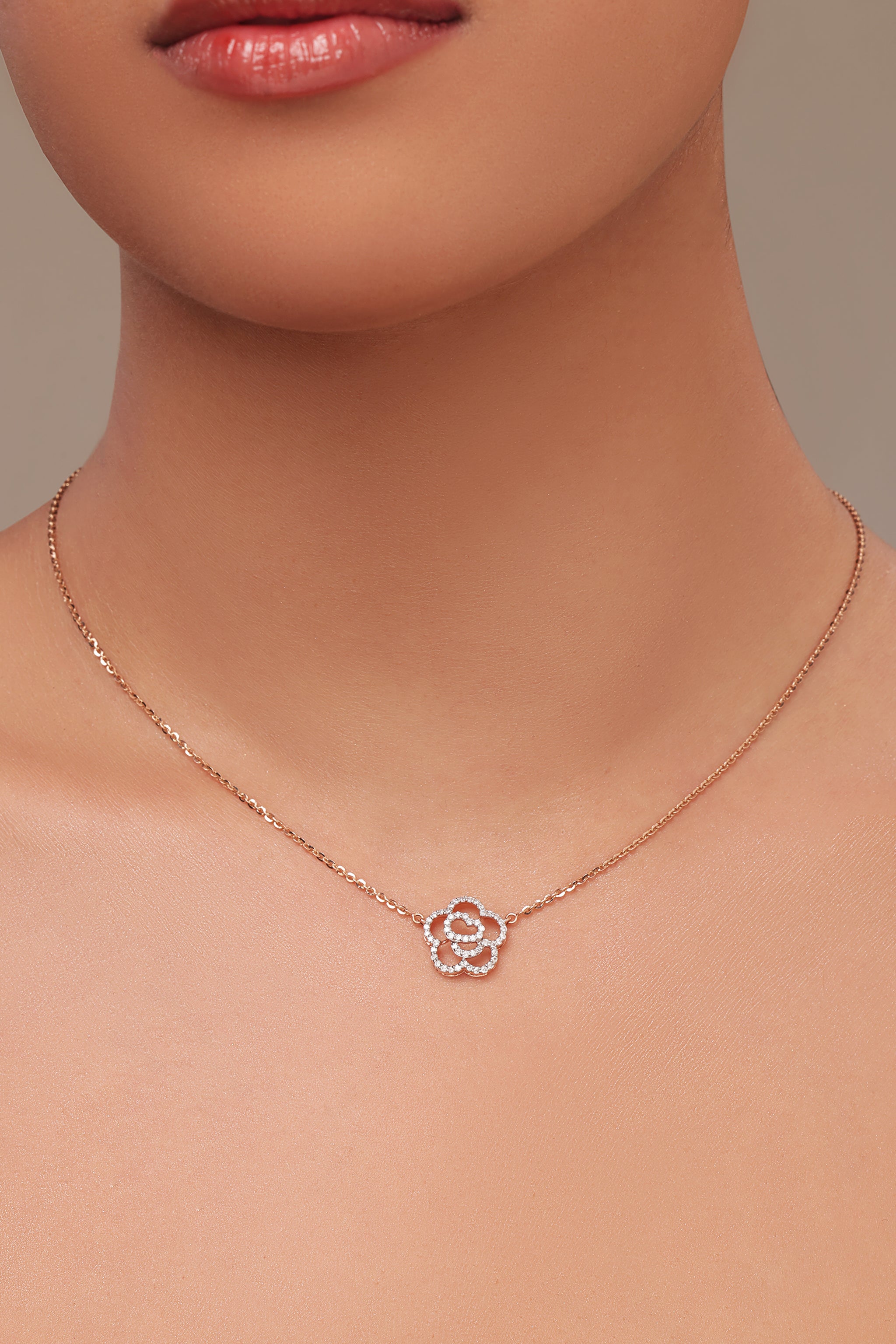 Round diamond flower pendant