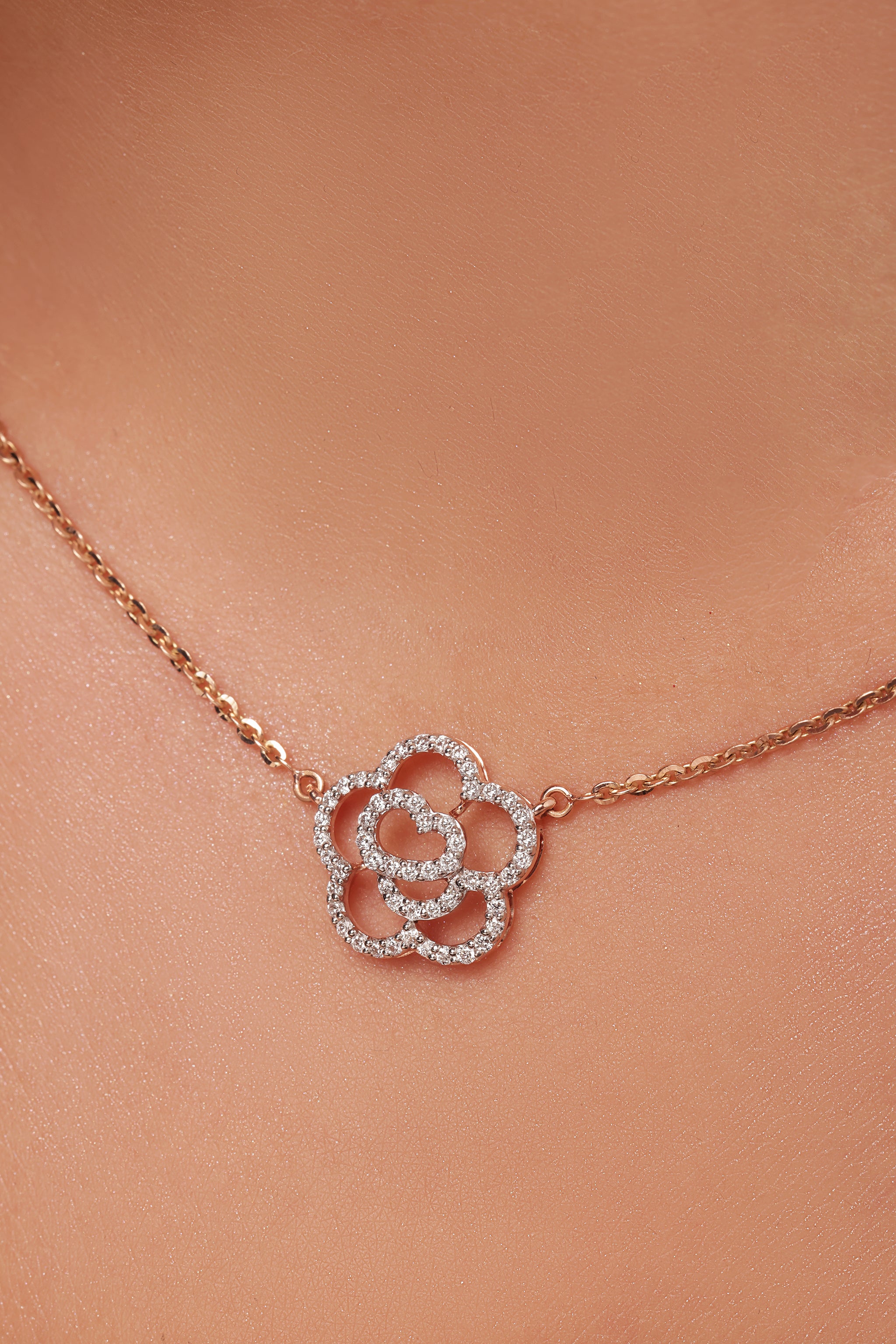 Round diamond flower pendant