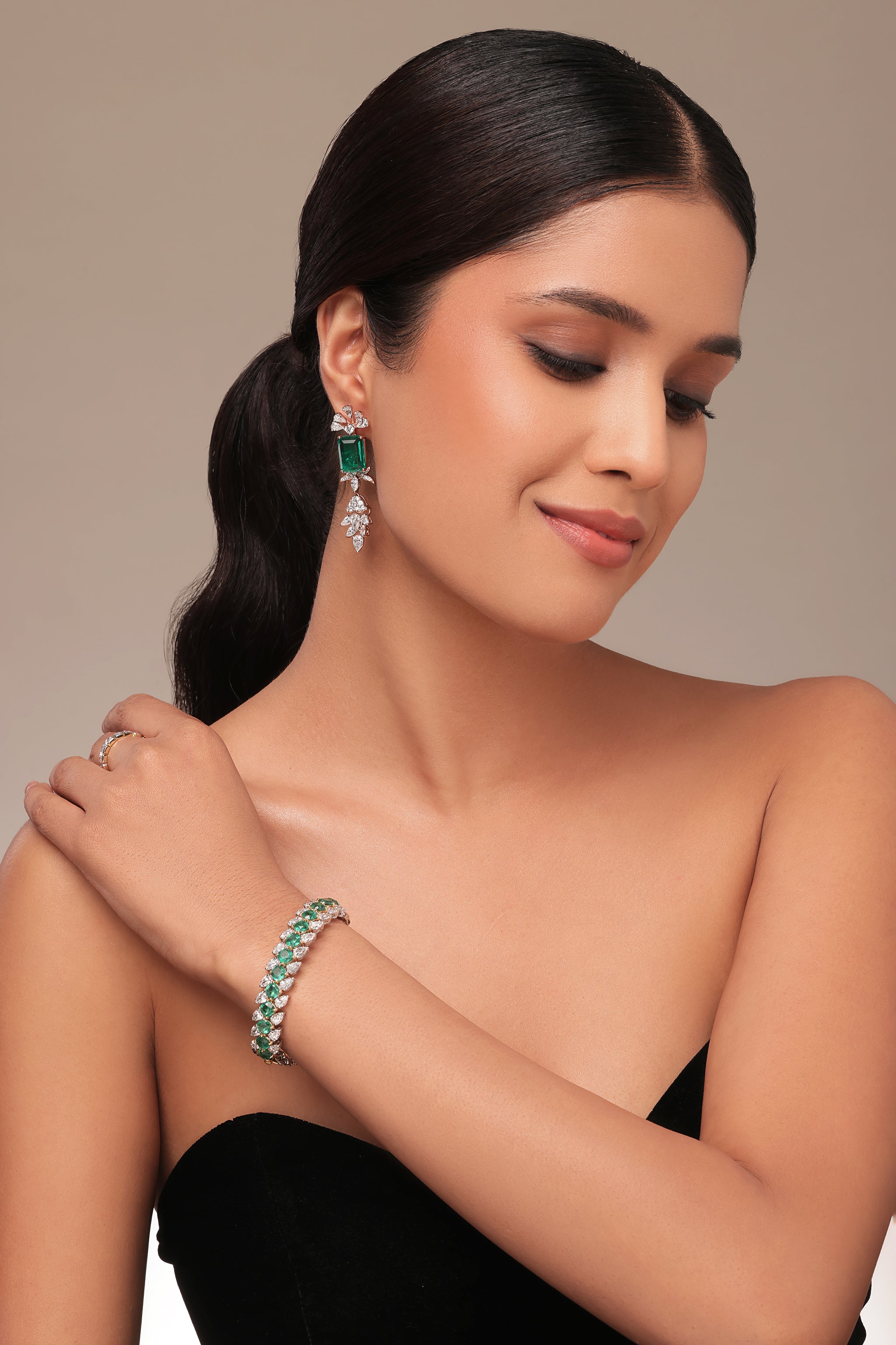Emerald stone & pear diamond Oval Bangle
