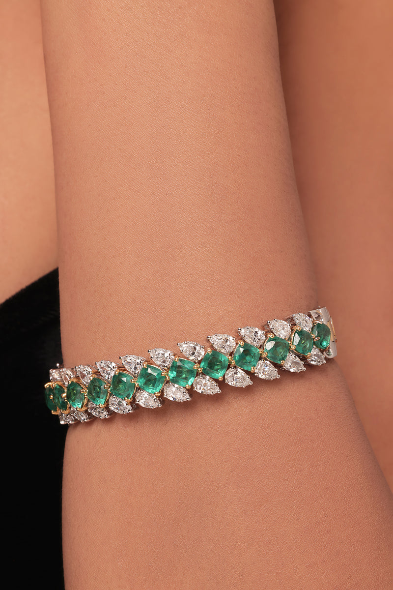 Emerald stone & pear diamond Oval Bangle 