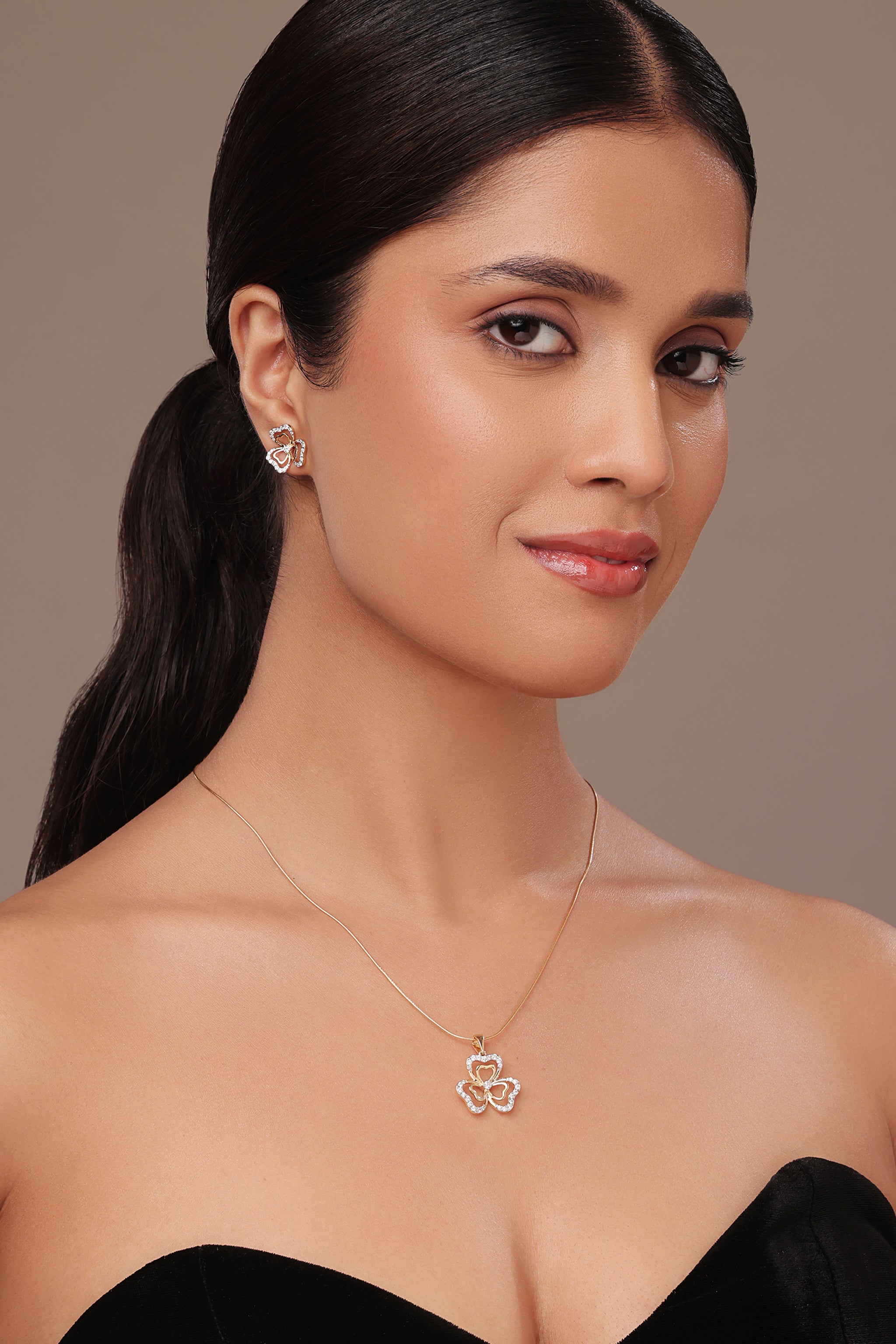 Round Diamond Studded Flower Pendant