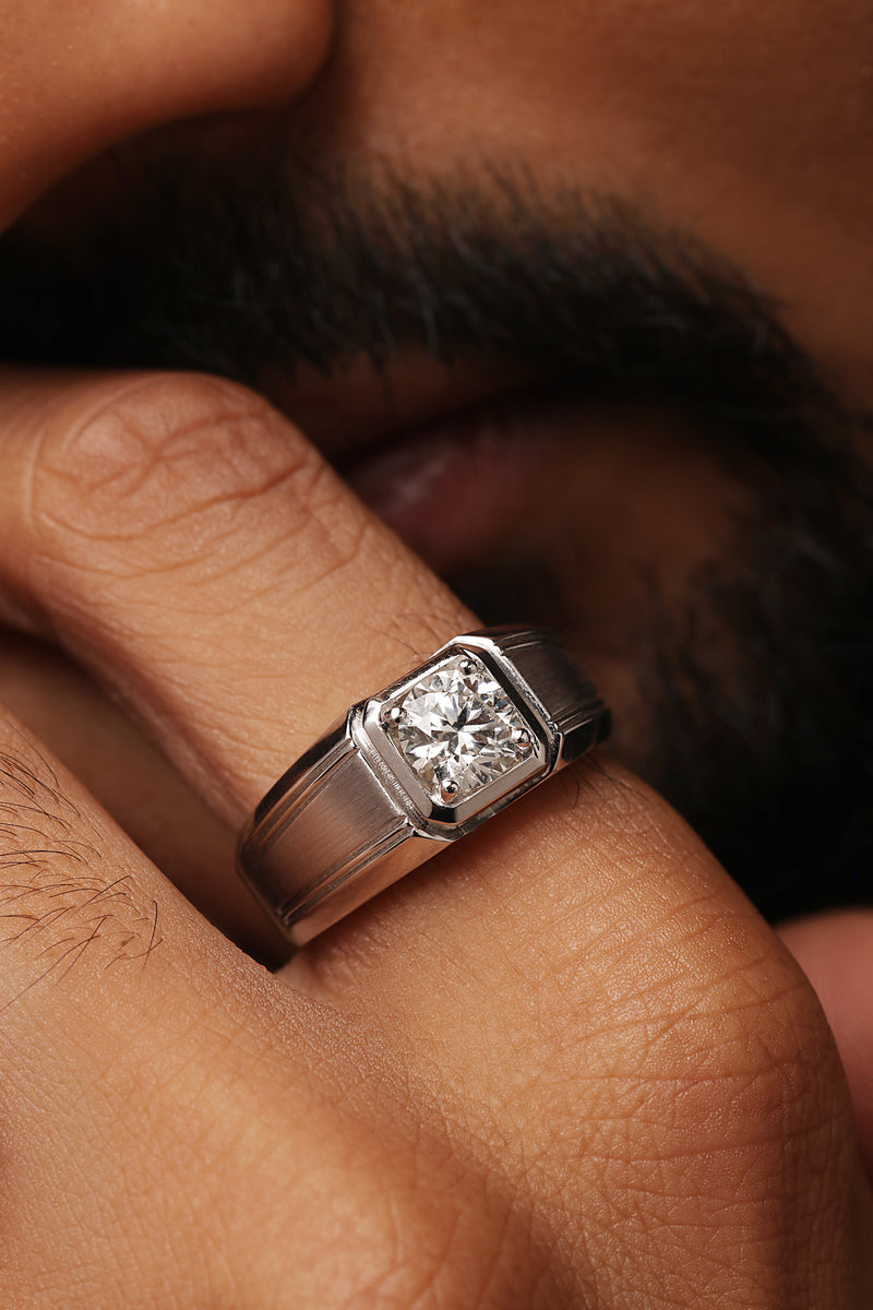 MEN'S SOLITAIRE BAND WITH ROUND DIAMOND